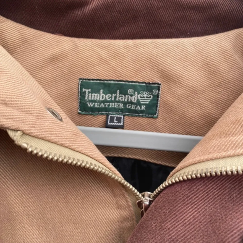 Varm fodrad vinterjacka från märket Timberland Weather Gear Några pyttesmå fläcka, skick 9/10. Jackor.