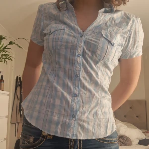Rutig skjorta - Jättefin skjorta i bra skick, alla diamanter är kvar. Fin i passformen, jag har oftast strl M som referens 🩷