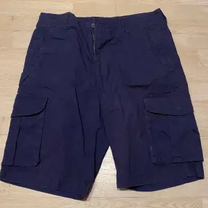 Snygga mörkblåa shorts i bra skick. Bekväma och perfekta till våren.  Kolla även in mina andra annonser🤩  Fraktas inom 48h📦📩