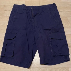 Cargo shorts - Snygga mörkblåa shorts i bra skick. Bekväma och perfekta till våren.  Kolla även in mina andra annonser🤩  Fraktas inom 48h📦📩
