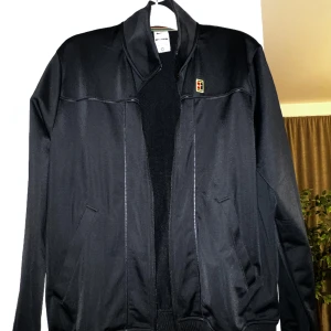 Nike ziptröja - Har en del kläder jag köpte från när jag jobbade i Nike, efter har det bara legat i garderoben.  frakt står på köparen🙏🏻 