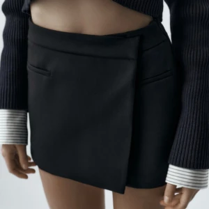 Svart minikjol Zara  - Asymmetrisk shortskjol från Zara. Endast provad då den var liten i storleken. Köpt för 329 kr, säljer för 150 kr. Skriv för fler bilder 💕