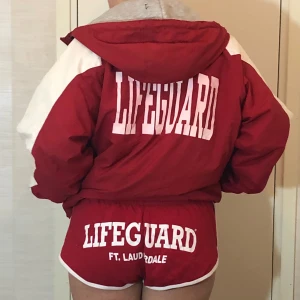 Lifeguard set - Perfekt set inför halloween eller maskerad! Säljer hela setet för 300kr. Setet består av en Lifeguard-jacka (s-m), en röd body (s-m, samt Lifeguard-shorts (s-m)❤️