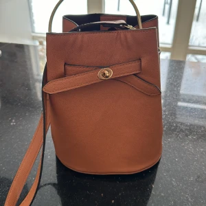 Brun väska - Liten axelremsväska , fin congacfärg .