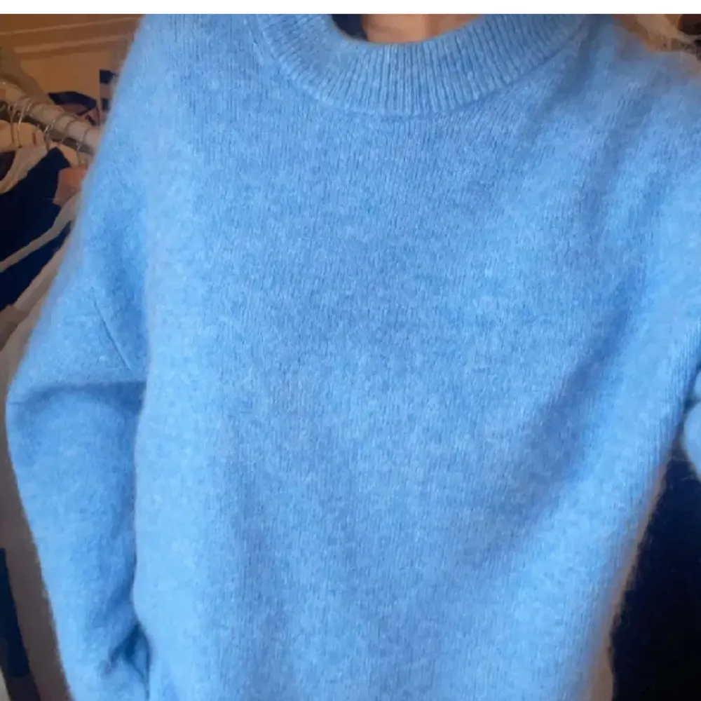 Säljer denna fina ljusblåa tröjan från Gina Tricot. Tröjan är använd 2-3 ggr så nästan som ny. Storlek S men passar även M. Kom privat för fler frågor💗. Stickat.