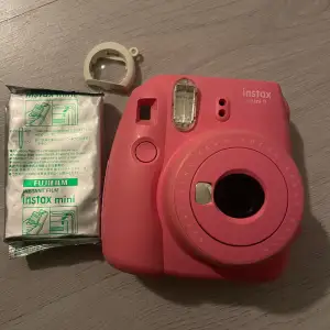 En helt ny Instax kamera.  Köpt för 899kr  10 bilder medföljer 