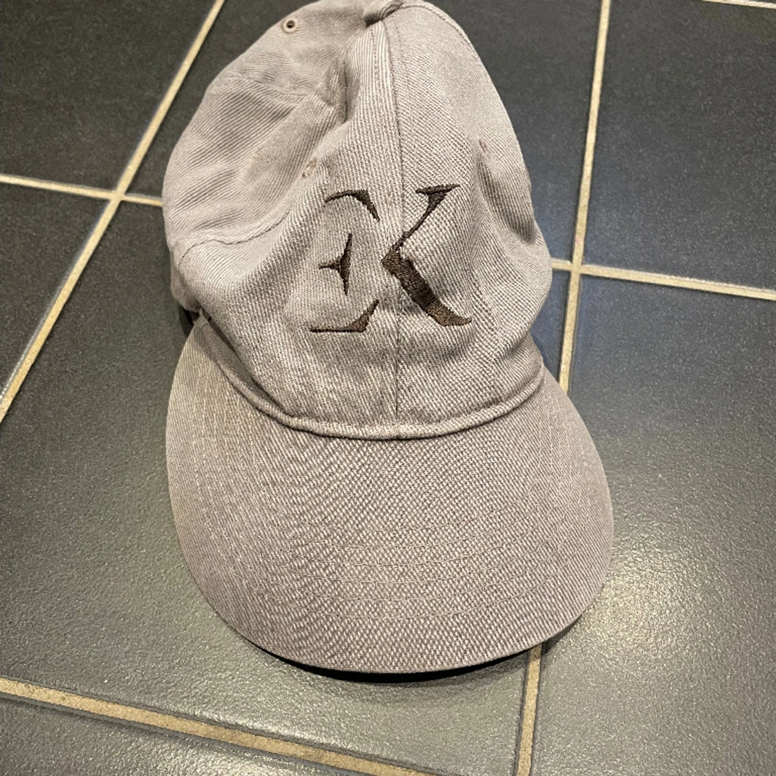 Grå keps som sitter snyggt  - 91