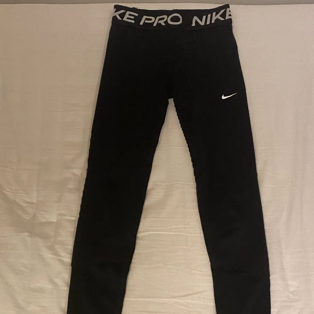 Nike pros träningsbyxor i okej skick. Inte säker på vilken storlek den är då jag klippt av lappen🙃 skriv för fler bilder/frågor/mått. Skulle passat någon runt 160 cm. 💕. Jeans & Byxor.