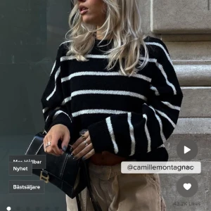 Stickad tröja  - Jättefin stickad tröja från NA-KD trend i storlek xxs men skulle säga mer xs/s🩷Använd några få gånger men är i väldigt fint skick😊pris kan diskuteras vid snabb affär🩷Nypris 500kr