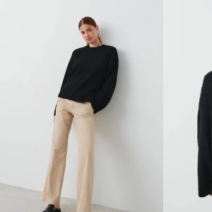 Stickad tröja - Svart stickad tröja till salu nu, bilder från hemsida. Skriv privat för mina egna bilder💞 nypris:399kr mitt pris 250kr, inga större defekter bara lite smått nopprig💞