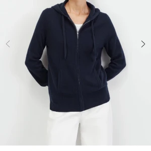 Soft goat zip hoodie - Inga defekter förutom ett litet hål som är igensytt! Andvänd men i mycket bra skivk! Nypris 2500kr