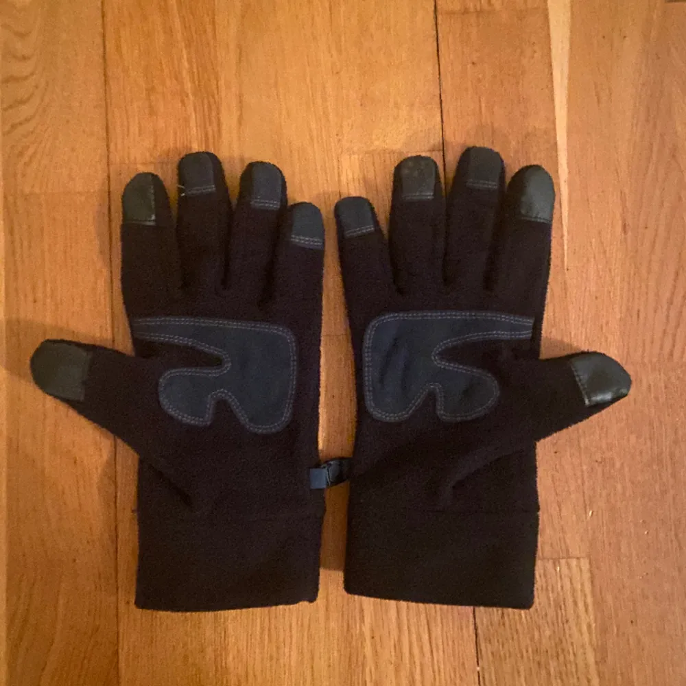 Snygga north face handskar som är perfekta för vintern och som även funkar på mobilen . Övrigt.