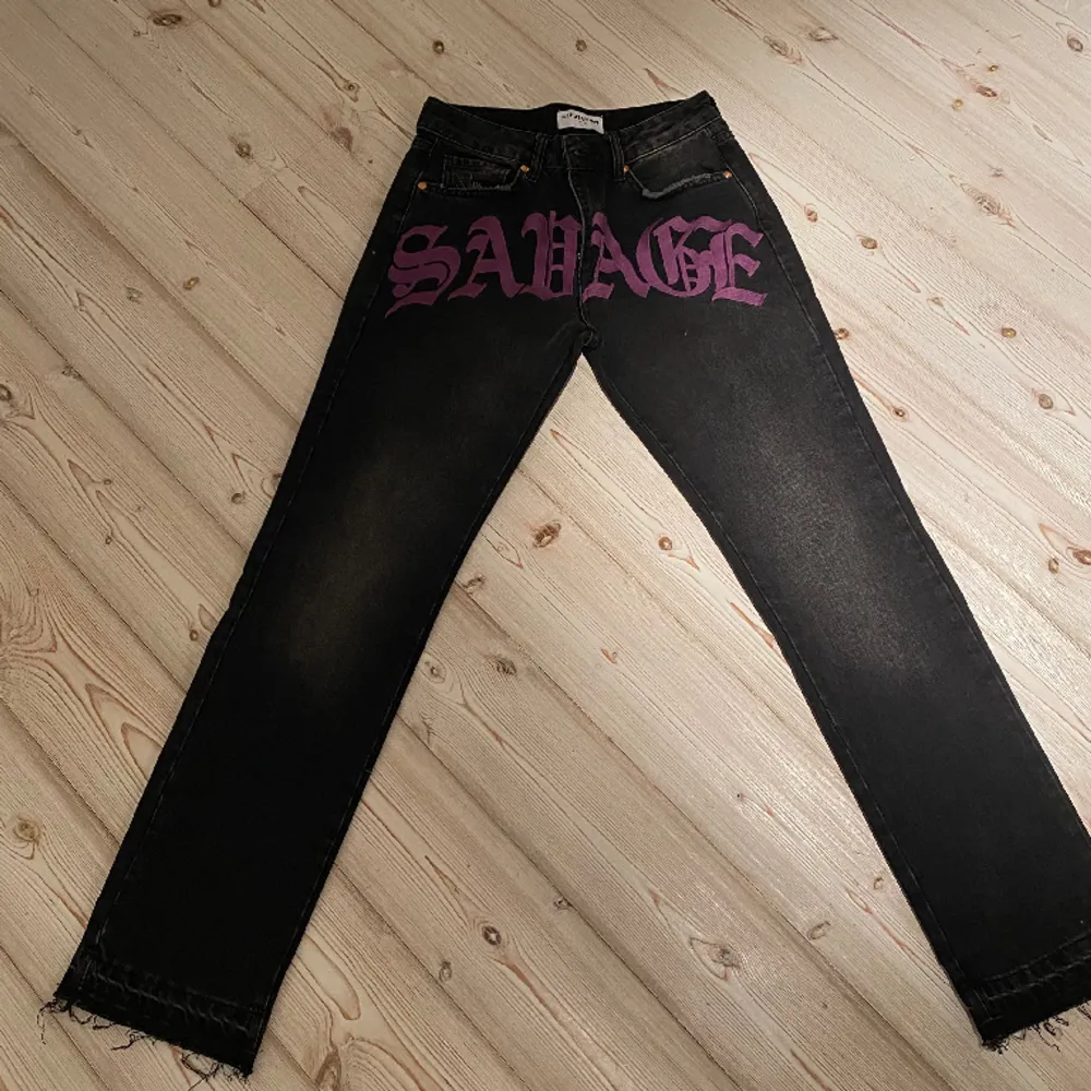 Snygga jeans från Reputation studios!!! Helt nya jeans med alla lappar kvar som är slut sålda på hemsidan. Nypris 1000kr . Jeans & Byxor.