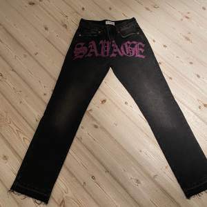 Snygga jeans från Reputation studios!!! Helt nya jeans med alla lappar kvar som är slut sålda på hemsidan. Nypris 1000kr 