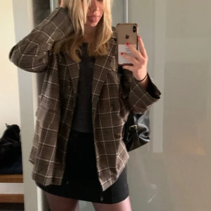 Rutig blazer - Säljer denna supersnygga rutiga blazern. Den är använd få gånger och därav i superbra skick! 