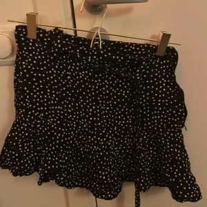 Kjol - Gullig kjol från zara köpt för något år sedan men som inte passar längre ❤️