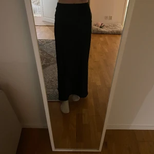 Kjol från Gina - Svart långkjol från Ginatricot  Storlek S Nyskick!
