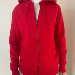 Röd zip hoodie 