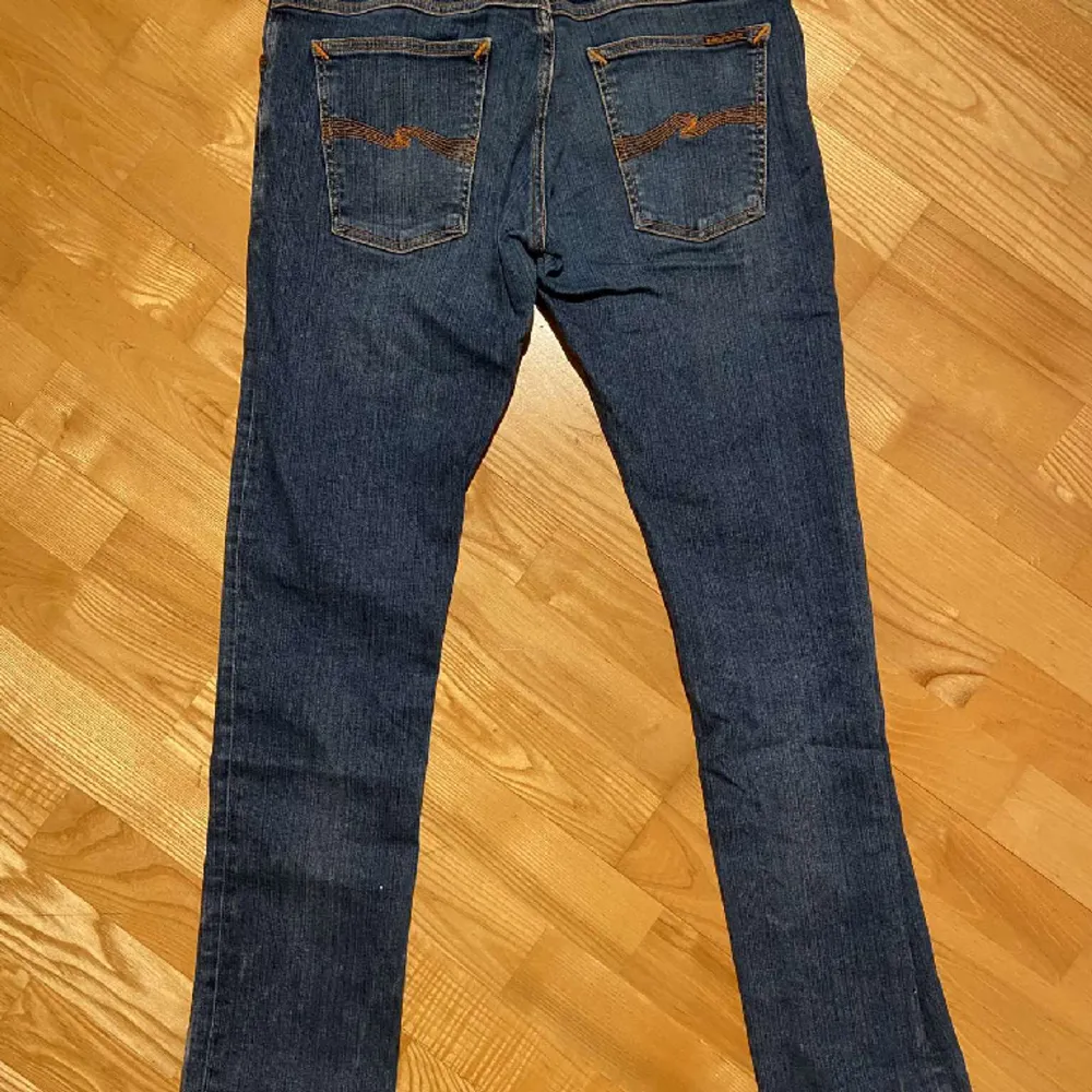 Nudie jeans slim fit modell. Nyskick knappt använda, utan defekter. Storlek 32/32. Nypris 1600kr, hör av er vid minsta fundering!. Jeans & Byxor.