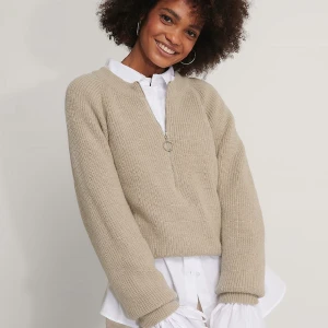 Stickad tröja - Säljer denna stickade tröja med half zip, superfin, lappen är lite missfärgad men inget som syns, lite nopprig men går att ta bort💘☺️