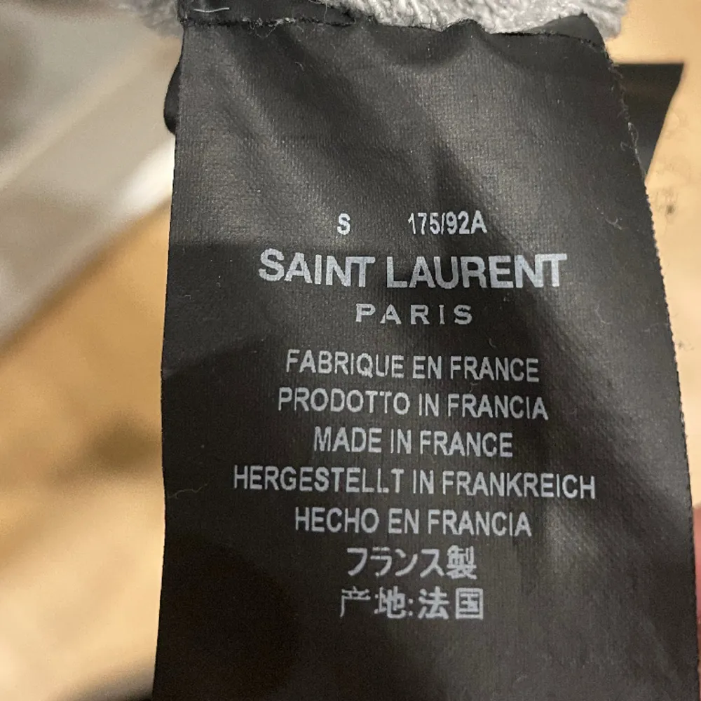 Tja, jag säljer denna autentiska och tvär snygga Yves Saint Laurent tröjan i storlek M! Endast hoodien medföljer. Skick: 9/10. Nypris: 7200kr. Mitt pris: 1999kr. Frakt sker via PostNord. Jag finns i DM vid frågor och funderingar. . Hoodies.