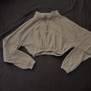 Crop top  - Crop top ifrån nelly, användandet fåtal gånger 