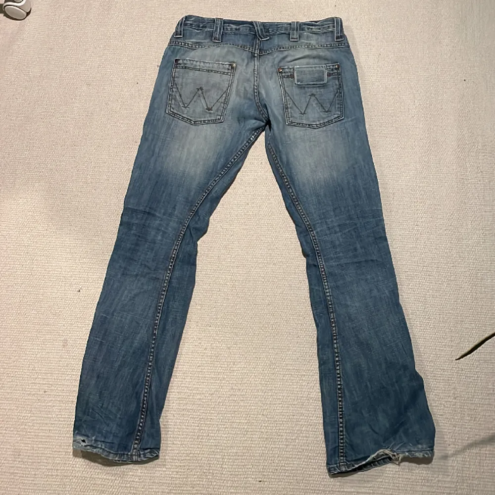 Jättesnygga jeans som inte kommer till användning! De är lite slitna nere vid fötterna skriv för bilder och frågor! . Jeans & Byxor.