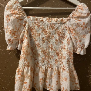 Blommig blus - Toppen är oanvänd och köpt från Shein.
