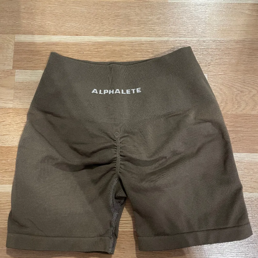 Sparsamt använda Alphalete Amplify Shorts 4.5” i färgen Mocha. Storlek: XS Kan skicka fler bilder på begäran! 💕. Shorts.