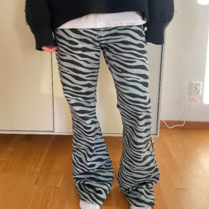 Zebra jeans - Sjukt coola mönstrade jeans från Milk It!🤩 Innerben: 75cm, midja tvärsöver: 40cm