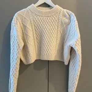 Stickad varm tröja med mönster