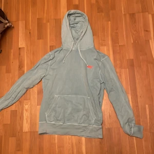 Superdry hoodie - Hej! Säljer denna snygga hoodien från Superdry. Knappt använd, väldigt fint skick. Tryck gärna på köp nu!