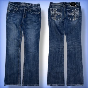 Miss me jeans - Ett par jätte fina unika miss me jeans i en bootcut modell, i ett jätte fint skick! Hör av dig ifall du har frågor!☺️