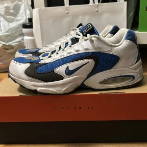 Nike Air Max 96 Triax  - Nike air Max 96 Triax storlek 42,5. Använda men i gott skick. Låda medföljer!