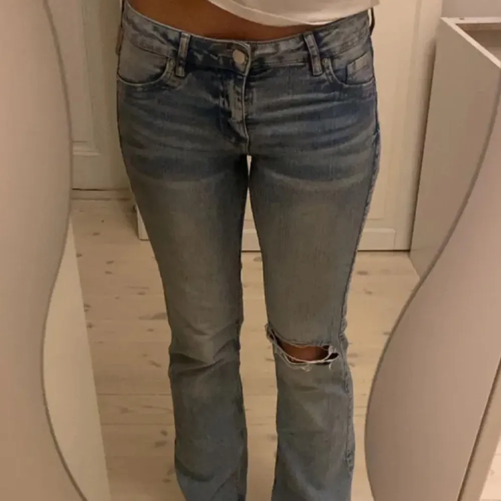 Lågmidjade jeans från HM som ej längre säljs. Stolek 34. Använt endast någon gång. ❗️Du står för frakten❗️(Lånade bilder). Jeans & Byxor.