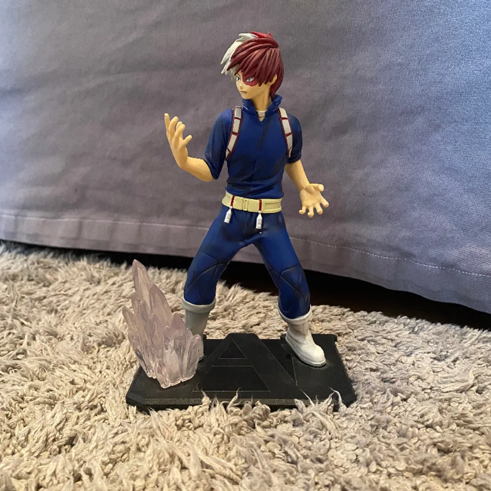 Säljer denna anime figur av Todoroki från My Hero Academia. Den är inköpt i frankrike.💕. Övrigt.