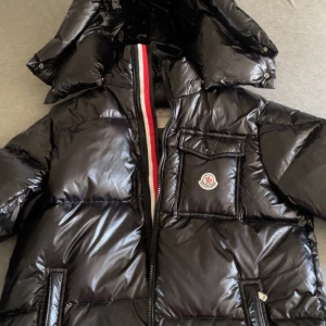 Moncler montbeliard jacka - Säljer nu vännens moncler där han ej är behov utav den (Storlek 4)