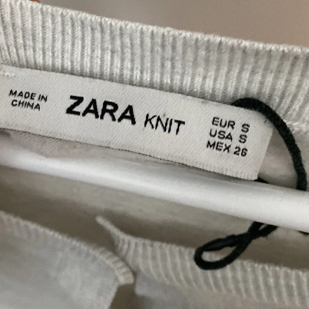 Säljer denna jätte gulliga tröja från Zara för 200 kr+frakt🩷🩷(första och andra bilden är lånade!). Tröjor & Koftor.
