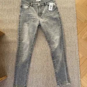 De perfekta gråa jeansen som är helt nya med både lapp och extra knappar kvar på, dessa var tyvärr för långa för mig så säljer dom nu vidare.