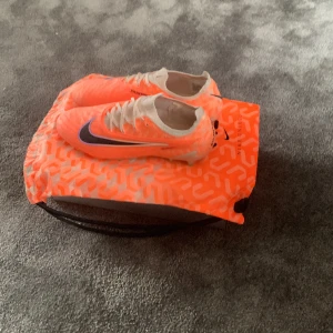 Nike Phantom GX - Säljer dessa snygga Nike Phantom GX FG Elite då dom blivit för små. Använda ca 5 ggr vilket man kan se på sulan som fortfarande är glansig. Nypris ligger runt 2400 kr. Pris kan diskuteras. 
