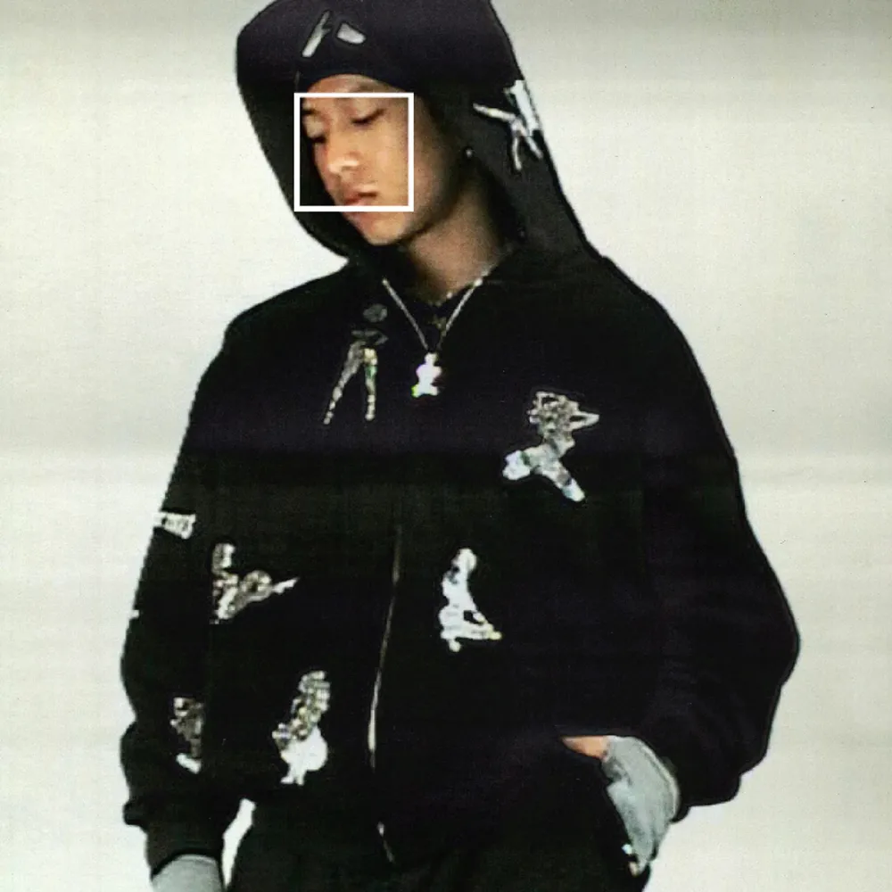 Sjukt cool hoodie med kristaller ifrån det engelska märket named collective. Grym kvalité & i tjock 100% bombull! Den är aldrig använd och extra kristaller medföljer.  Nypris 1200:- plus tull ✨. Hoodies.