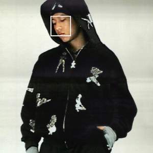 Sjukt cool hoodie med kristaller ifrån det engelska märket named collective. Grym kvalité & i tjock 100% bombull! Den är aldrig använd och extra kristaller medföljer.  Nypris 1200:- plus tull ✨