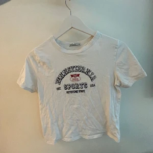 Zara t-shirt  - Zara t-shirt som är så snygg!!! 