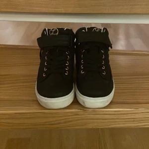 Skor - Nya och In principt oanvända skor i storlek 35, (även vattentäta), säljer för att dem aldrig kom till användning🤍