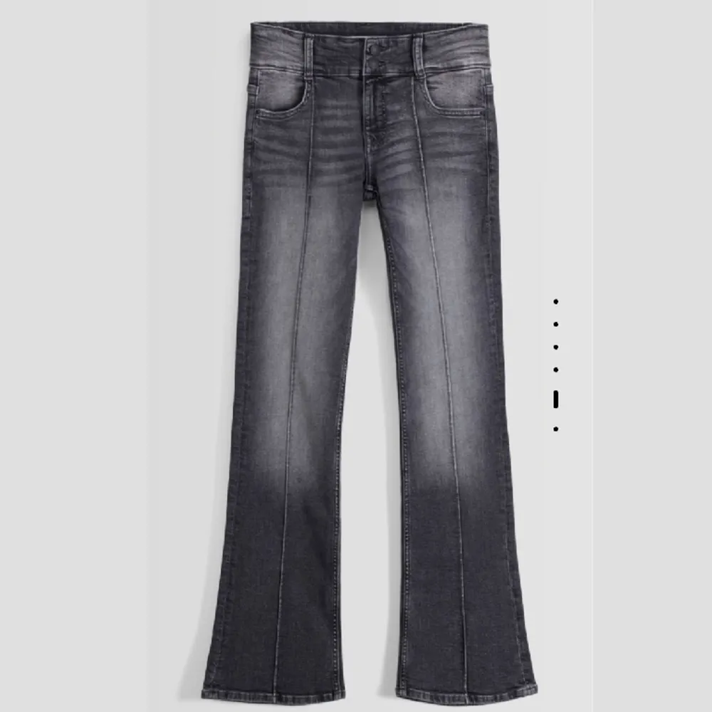 Säljer denna trendiga och slutsålda lågmidjade jeans från bershka, då jag upptäckte att jag redan har en nästan likadan. ( lappen kvar , köptes för 399). Jeans & Byxor.