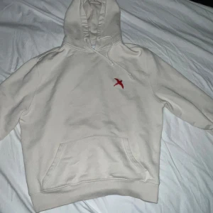 Axel Arigato bee bird hoodie - Storlek xs (liten i storleken), rekommenderar att vara runt 170 cm Mycket bra kvalite och passar perfekt till våren och sommaren☀️ Nypris 1900kr, jag säljer för 300kr