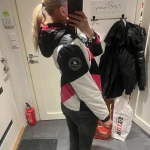 Skidjacka - Fin skidjacka som jag har vuxit ifrån. Inga skador eller hål vad jag kan se. Många bra och användbara fickor. Den är i barn storlek men är inte så liten på mig så passar de som vanligvisst har storlek 160. Skriv för fler bilder eller frågor. 