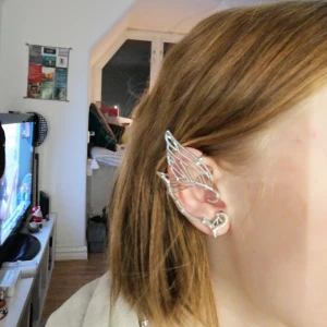 Älvöronhängen  - Ett par öronhängen likt älv öron som inte kommer till användning. De har en ögla där man har toppen av örat i och botten sätts de fast som ett normalt öronhängen. Skriv gärna om du har några frågor