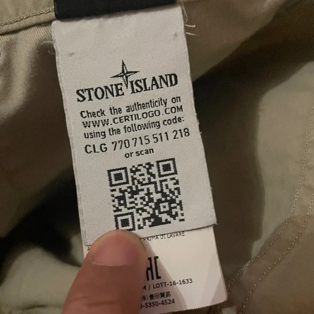 Äkta Stone Island byxor som köptes för 3 månfaser sen, nypris 3999 och säljer för 1200 kr. PRIS KAN DISKUTERAS . Jeans & Byxor.