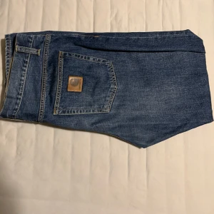 Carhartt jeans - Sjukt fetta Carhartt jeans, topp sick och galen kvalitet! Sparsamt använda och sicket är på 9/10! Storleken är 34/32 men passar 32/32, och med bälte så kan vem som helst använda dom! 